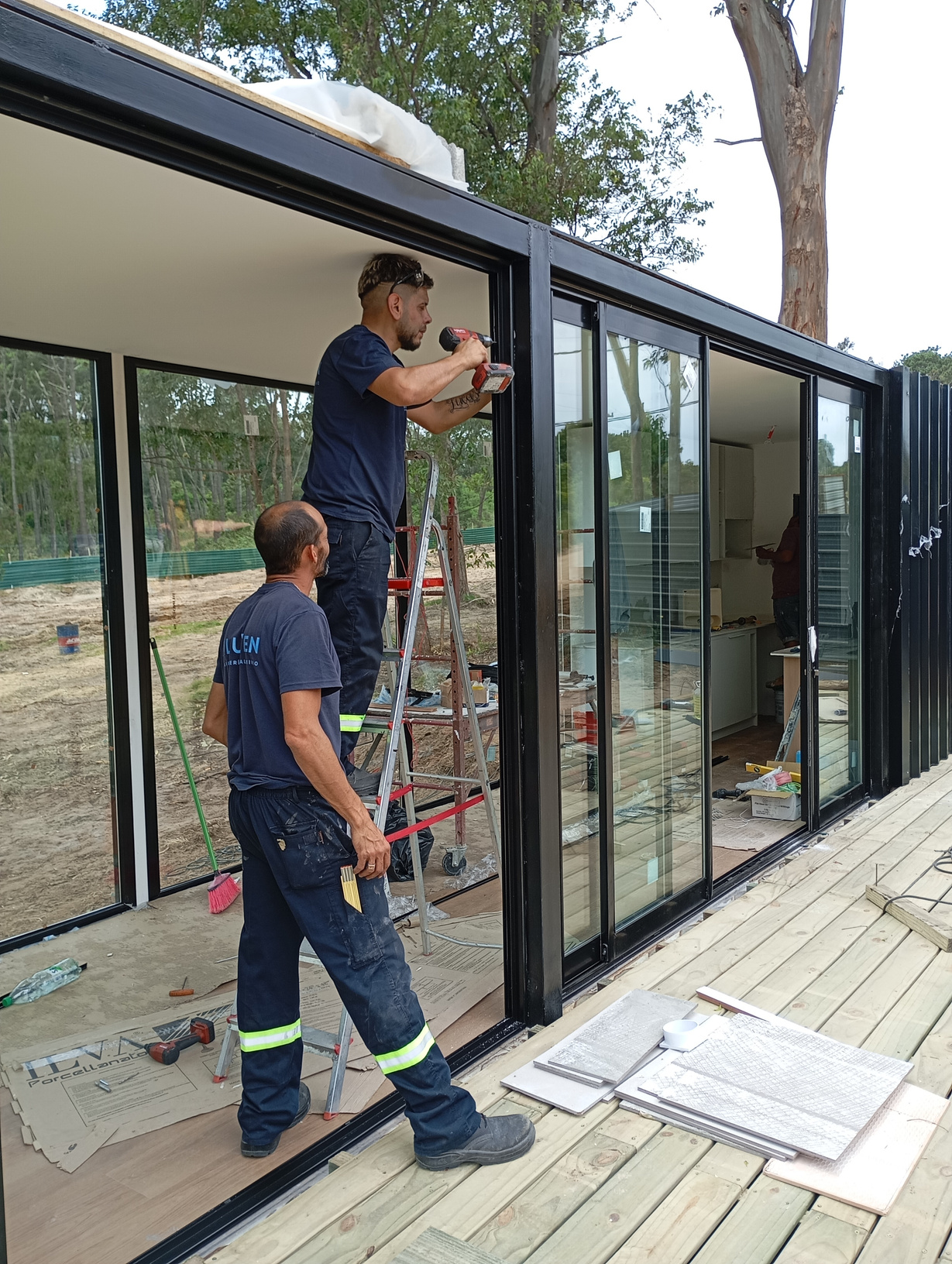 Equipo AluVen instalando aberturas de aluminio en obra